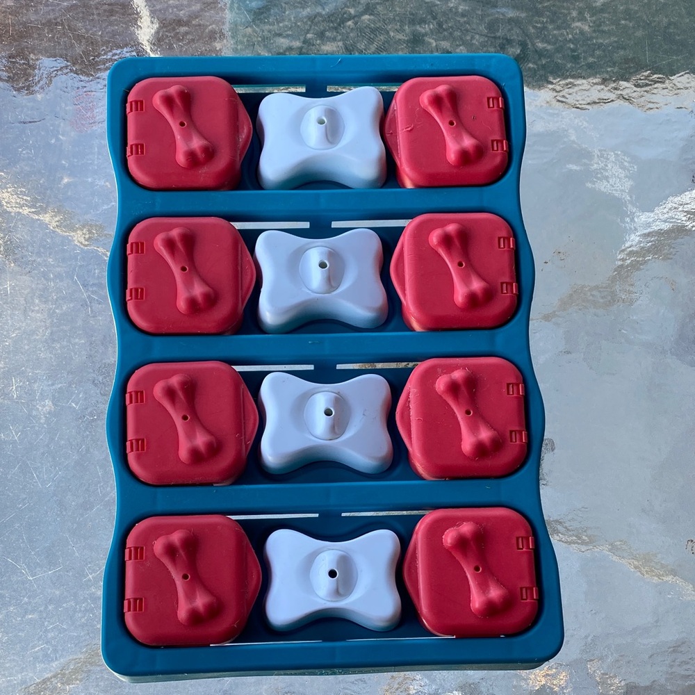 Dog treat game Blue Silicone with hiding places for treats